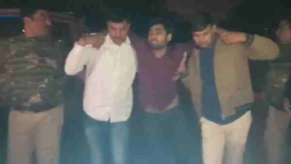 मारपीट कर चलती कार से फेंक दिया था नीचे