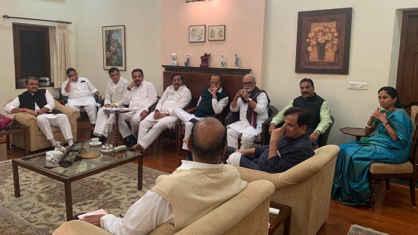 शरद पवार सरकार बनाने में कर रहे हैं देरी