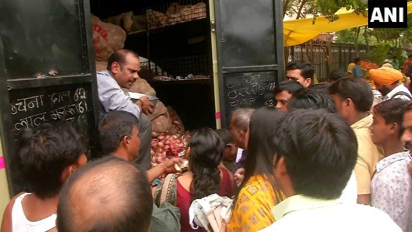 दफ्तरों से निकलकर प्याज खरीदने के लिए लाइन में लगे दफ्तरों से निकलकर प्याज खरीदने के लिए लाइन में लगे