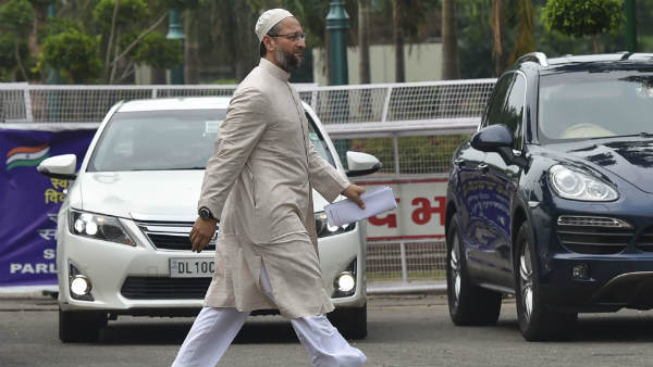 ओवैसी पर देशद्रोह के आरोप में एफआईआर ओवैसी पर देशद्रोह के आरोप में एफआईआर