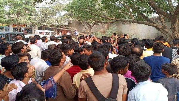 मोबाइल से फ़ोटो, वीडियो बनाने की होड़ लगी