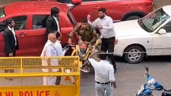 कानून हाथ में ले रहे हैं वकील
