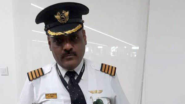 फर्जी पायलट को जांच अधिकारियों ने पकड़ा