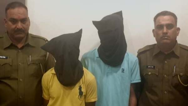 छह साथी अंदर, दो बाहर गाड़ी में थे