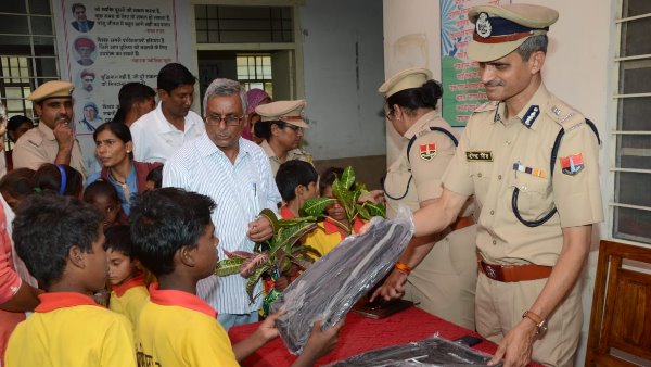 फिर औषद्यि भंडार में पढ़ाया 180 बच्चोंं को