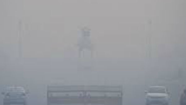 दिल्ली-NCR में आज भी छाई रही धुंध