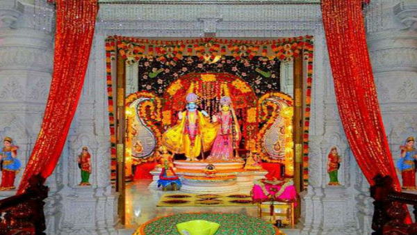 दीवारों पर हर तरफ वर्णित है राधा-कृष्ण की रासलीला