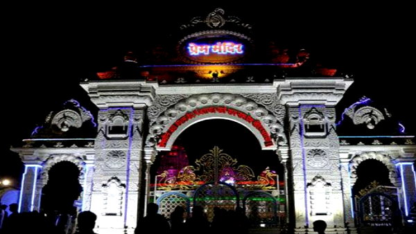 सत्संग हॉल में एक समय में 25,000 लोग बैठ सकते हैं