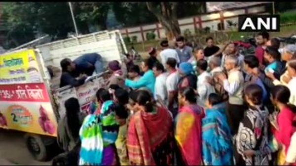 लोगों को सस्ते में मिल रहा प्याज लोगों को सस्ते में मिल रहा प्याज