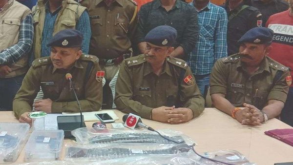  पुलिस पर फायरिंग करके भागा