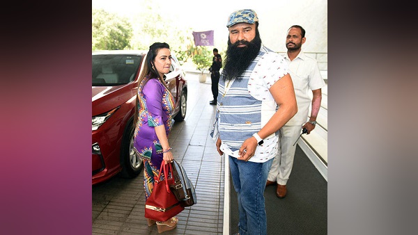 जेल से बाहर आकर राम रहीम के परिजनों से मिली हनीप्रीत जेल से बाहर आकर राम रहीम के परिजनों से मिली हनीप्रीत