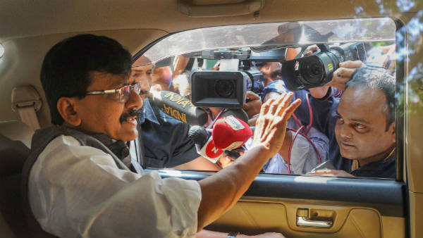 रात 9 बजे तक मीटिंग में थे पवार 