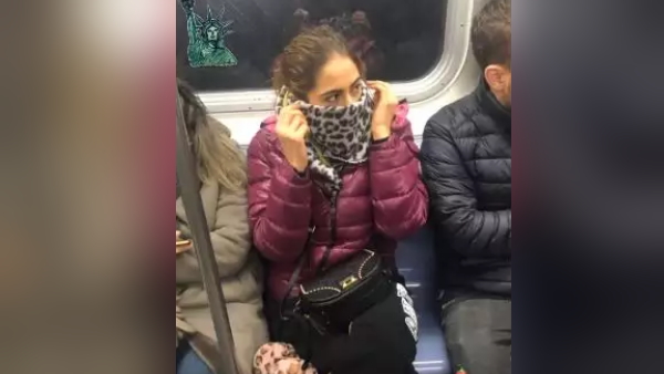 मेट्रो में स्पॉट हुईं सारा अली खान