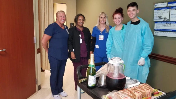 डॉक्टर और नर्स ने शादी को बनाया स्पेशल