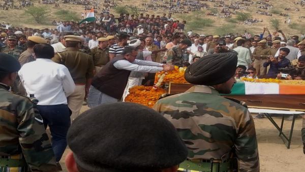 पीराराम का बड़ा भाई भी सेना में पीराराम का बड़ा भाई भी सेना में