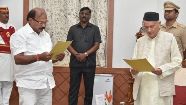 राज्यपाल ने दिलाई शपथ