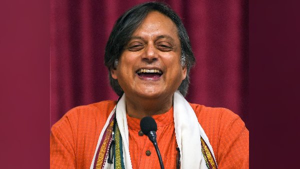 शथि थरूर ने ऐसे कसा फडणवीस पर तंज