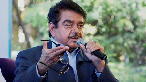 उद्धव को बताया 'महान' तो संजय राउत को 'हनुमान'