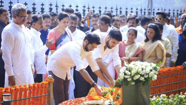 पहली बार एनसीपी-कांग्रेस नेताओं ने भी दी श्रद्धांजलि पहली बार एनसीपी-कांग्रेस नेताओं ने भी दी श्रद्धांजलि