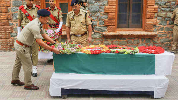 25 आतंकियों ने बोला कार पर धावा