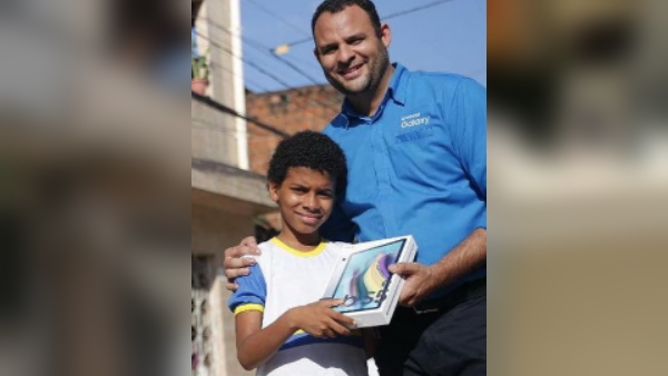 तोहफे में मिले तीन टैबलेट