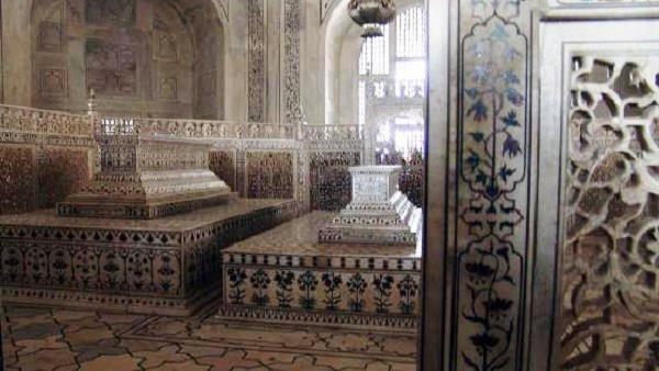 खाली हो गया था मुगल बादशाह का खजाना खाली हो गया था मुगल बादशाह का खजाना