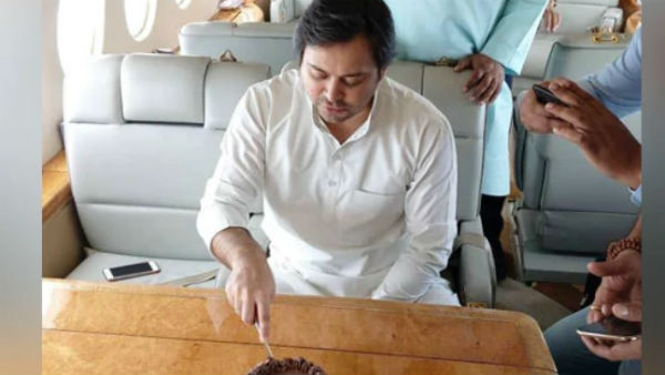 तेजस्वी यादव ने चार्टर प्लेन में काटा बर्थडे केक तेजस्वी यादव ने चार्टर प्लेन में काटा बर्थडे केक