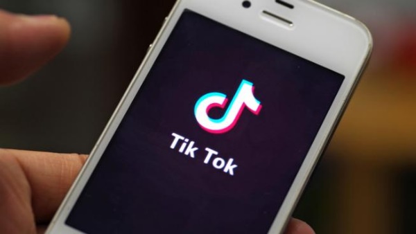 पति की बातें सुनकर पत्नी के पैरों तले उड़ी जमीन 