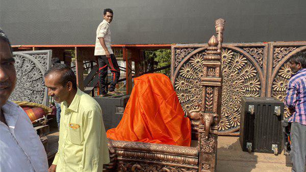 नितिन ने 6000 स्क्वायर फीट का शपथ ग्रहण मंच डिजाइन किया