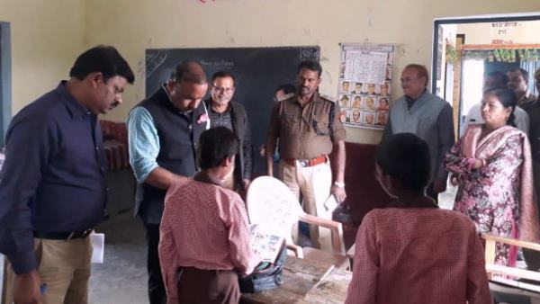 टीचर नहीं पढ़ पाईं अंग्रेजी की बुक टीचर नहीं पढ़ पाईं अंग्रेजी की बुक