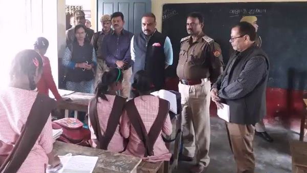 डीएम ने लगाई फटकार डीएम ने लगाई फटकार