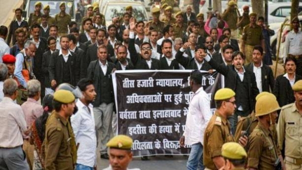 दिल्ली पुलिस के खिलाफ दायर की याचिका दिल्ली पुलिस के खिलाफ दायर की याचिका