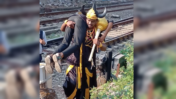 लोगों को कंधे पर उठाकर ले गए यमराज
