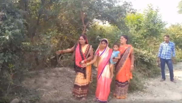 नाले में मिला बच्ची का शव नाले में मिला बच्ची का शव