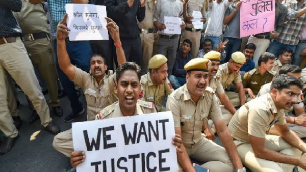 दिल्ली पुलिस के धरने से वकील नाराज