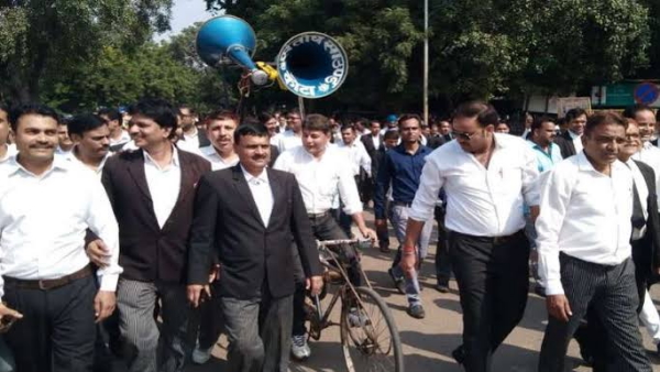 वकील ने की आत्मदाह की कोशिश