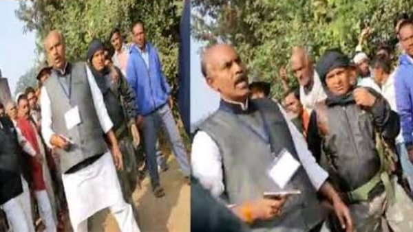 बूथ के बाहर कांग्रेस प्रत्याशी के हाथ में पिस्टल बूथ के बाहर कांग्रेस प्रत्याशी के हाथ में पिस्टल