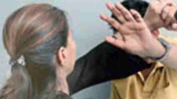 पति को जमीन पर गिरा दिया, जमकर धुनाई