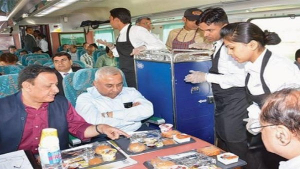 ट्रेन में चाय, नाश्ता और खाना हो रहा महंगा