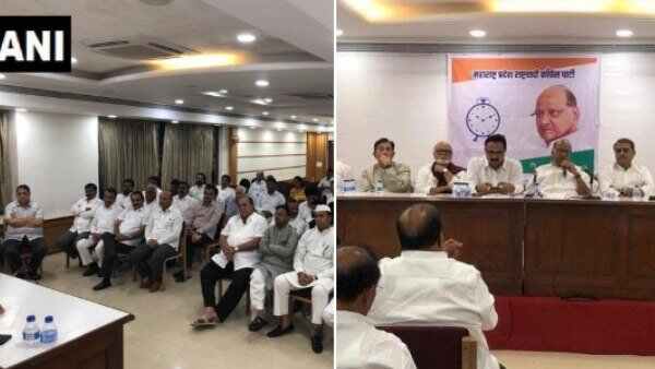 पवार की बैठक में मौजूद थे 54 में से 49 एनसीपी विधायक 