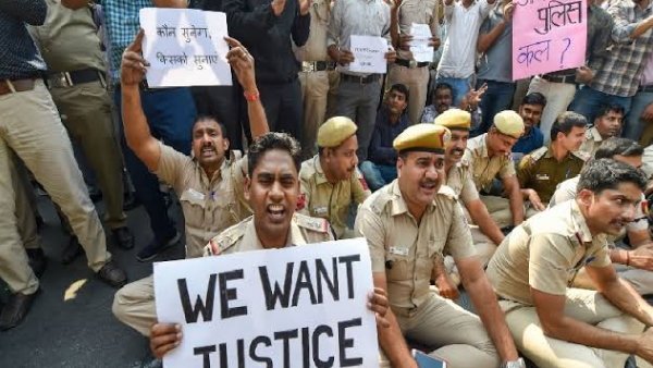 क्या है पुलिसकर्मियों की मांग? क्या है पुलिसकर्मियों की मांग?