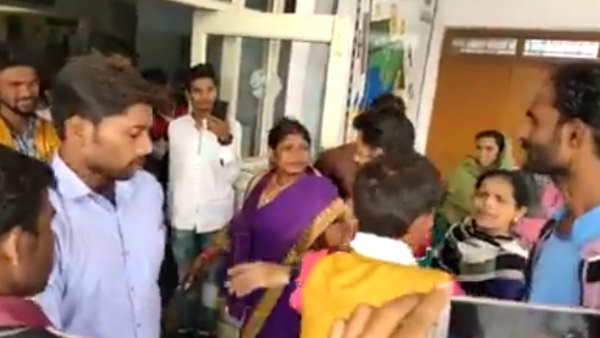 महिला ने की चप्पलों से पिटाई