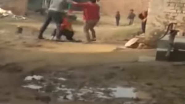 दोनों बहनों को पीटता रहा युवक