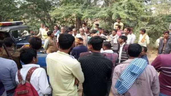 छात्रा की हत्या के बाद ग्रामीणों का हंगामा