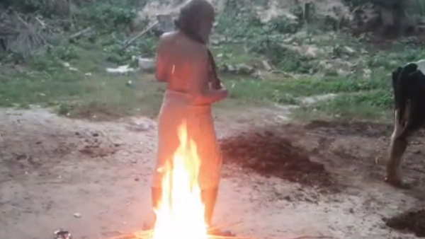 45 साल से कर रहे हैं अग्नि स्नान