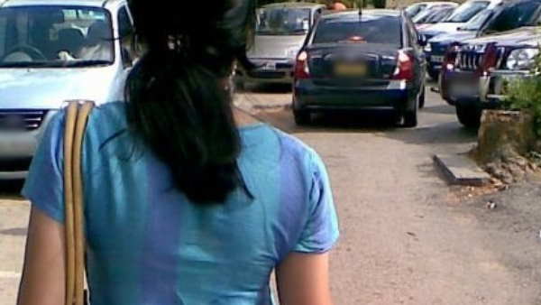 बीच सड़क पर लड़की के साथ की छेड़छाड़ बीच सड़क पर लड़की के साथ की छेड़छाड़