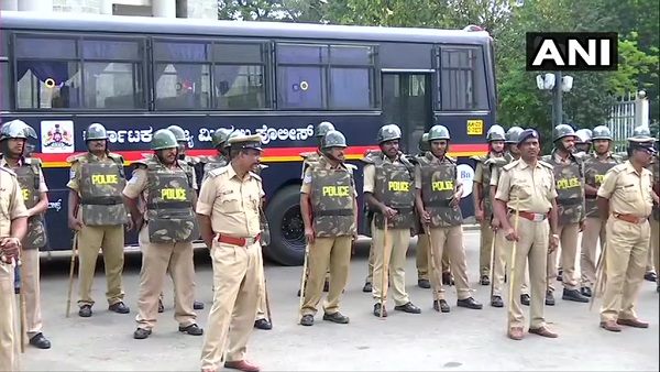 नागरिकता संशोधन एक्ट के खिलाफ हो रहा प्रदर्शन नागरिकता संशोधन एक्ट के खिलाफ हो रहा प्रदर्शन