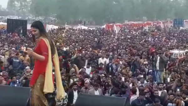 सपना चौधरी को देखने के लिए उमड़ी भीड़