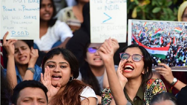 यूपी में कई जगहों पर हुए हैं हिंसक प्रदर्शन