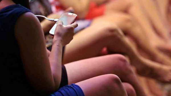 कॉलगर्ल ने की मोबाइल की चोरी